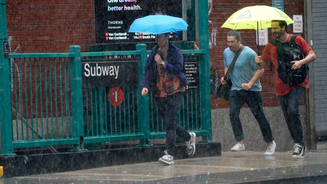 People run to a safer place in the Chelsea area of New York. Credit: AFP Photo