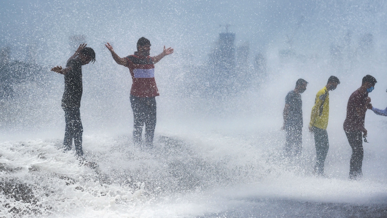 Mumbai Monsoon: Mumbaikars enjoy high tide at Marine Drive — See Pics