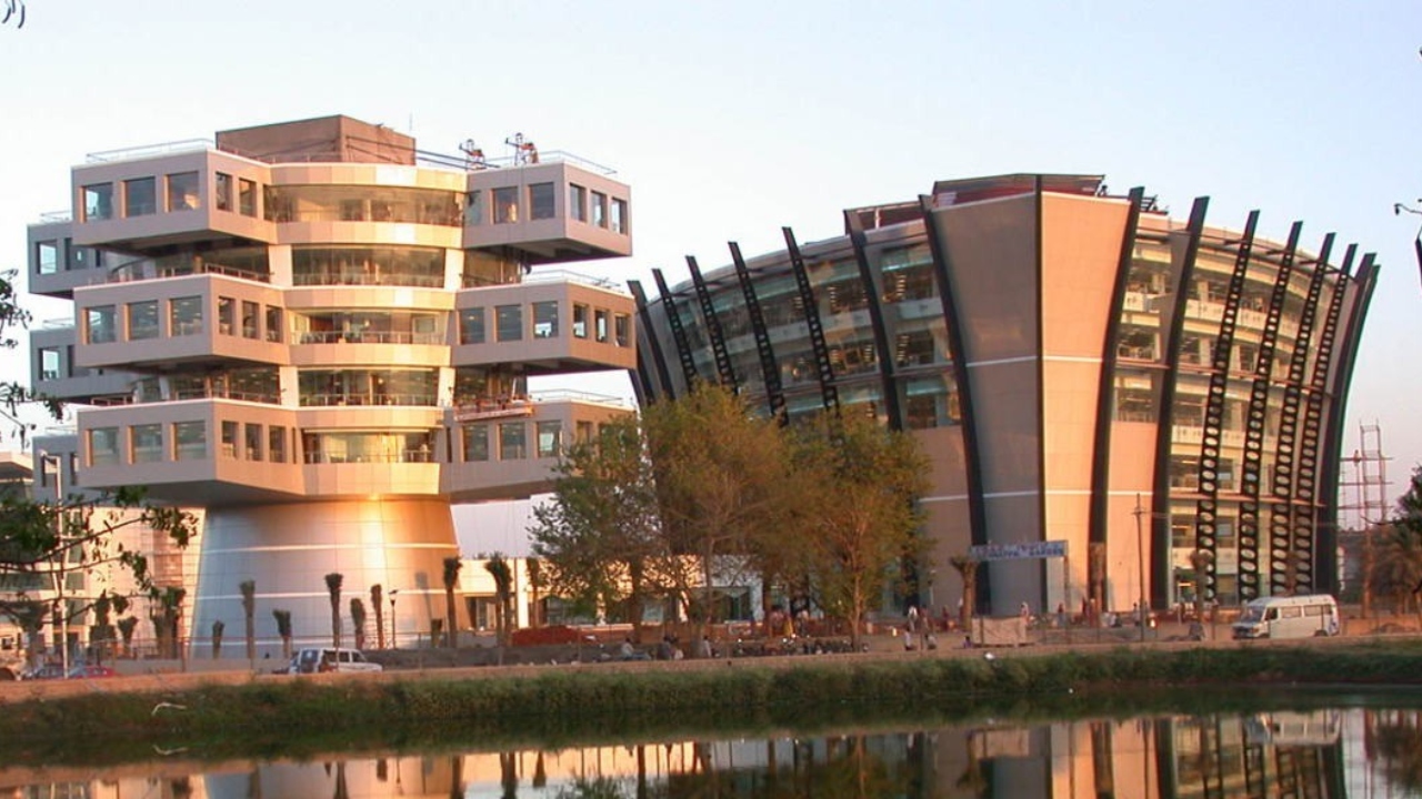 I-Flex Solutions, Bangalore: Built in flower petal-shaped blocks, the Bagmane IT Park can accommodate over 1,500 employees. Credit: worldarchitecture.org
