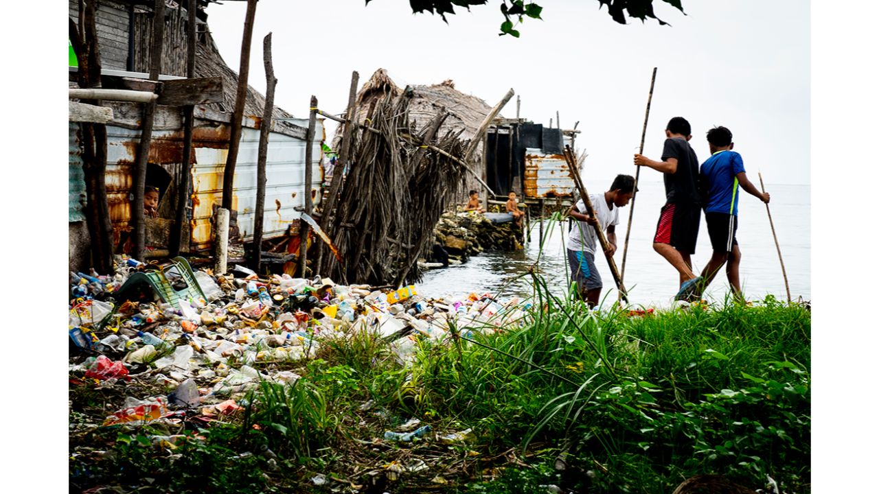 In the archipelago of islands off the coast of Panama, the indigenous communities of the Guna Yala tribe are suffering from a plastic invasion. Photo by Sophie Dingwall (The United Kingdom)