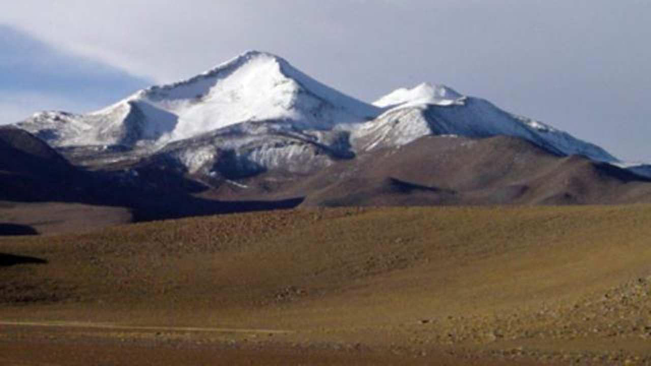 Uturuncu, Bolivia (5,777 mtrs or 18,953 feet): Built at an amazing height of 18953 feet, road to Uturuncu is second highest motorable road in the world and is situated in Bolivia’s Potosi region. Credit: www.volcano.si.edu