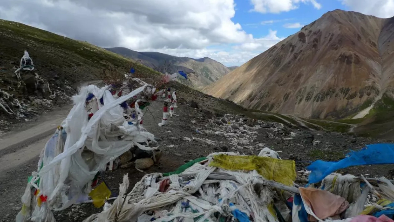 Suge La, Lhasa (5,430 mtrs or 17,815 feet): At an elevation of 17,815 feet above the sea level, Suge La is a high mountain pass located in the Nyenchen Dangla Mountains in Lhasa. Credit: Petr Liska - gigaplaces com