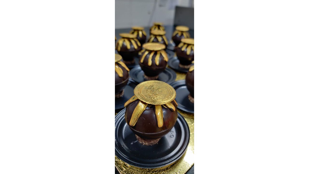 Chocolate Caramel Pot: Chocolate and Caramel have been one of the best combinations in the history of chocolate desserts. It goes perfect for your sweet, salty and gooey craving, and definitely a heavenly experience for the ones with a sweet tooth. Credit: Special Arrangement