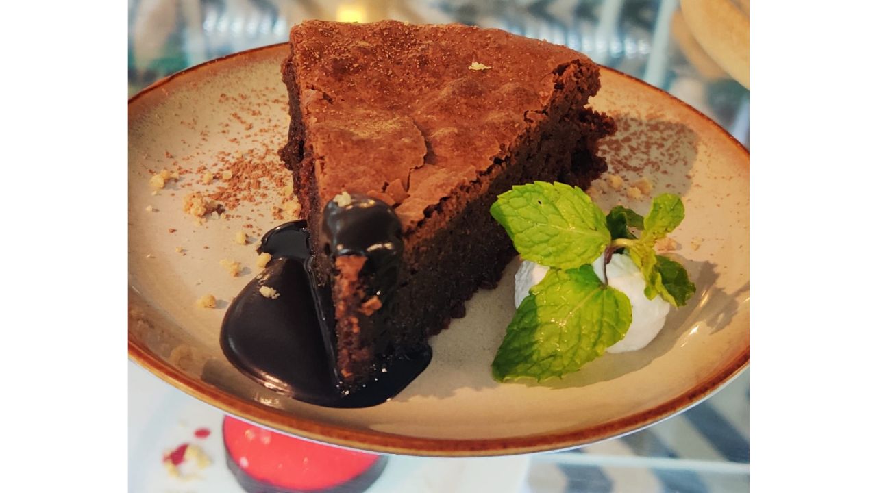 Flourless Almond Chocolate Cake (Gluten-free): Almond has always been a savior for snacks cravings, giving it a whole new taste and look with chocolate, would be a pleasant experience. This almond cake is flourless which is free from gluten, so one can have it without any guilt and at any time. Credit: Special Arrangement