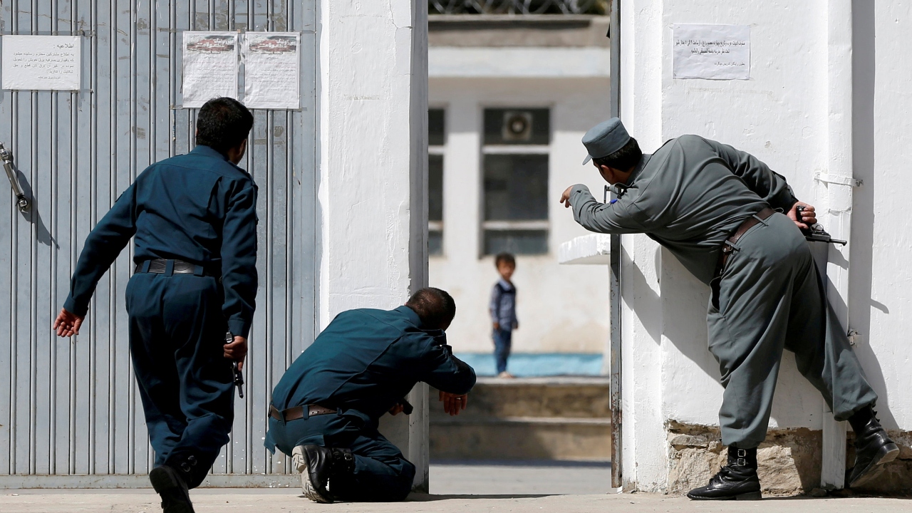 Afghan policemen try to rescue four-year-old Ali Ahmad at the site of a suicide attack followed by a clash between Afghan forces and insurgents after an attack on a Shi'ite Muslim mosque in Kabul, Afghanistan August 25, 2017. Credit: Reuters Photo