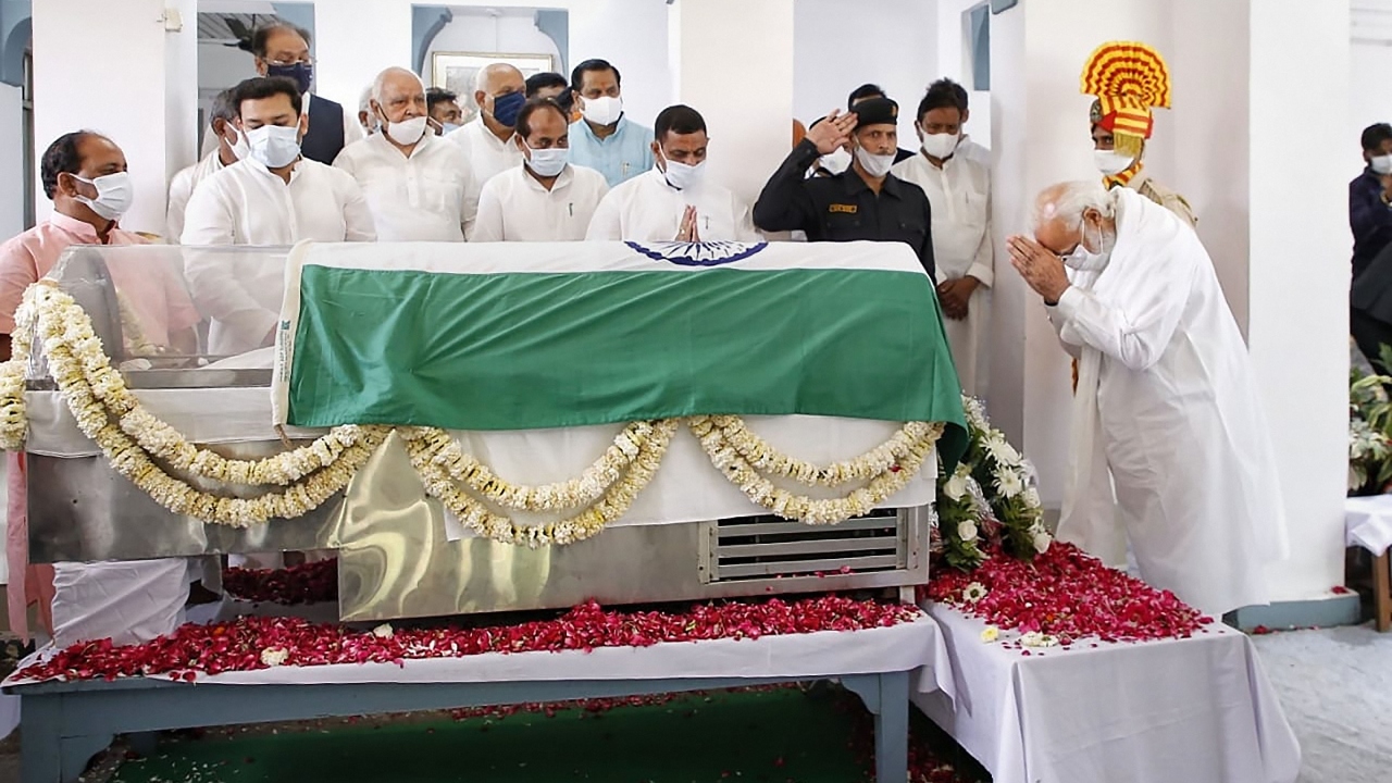 Prime Minister Narendra Modi pays his last respects to BJP veteran Kalyan Singh under whom the Babri Masjid demolition took place. Credit: PTI Photo