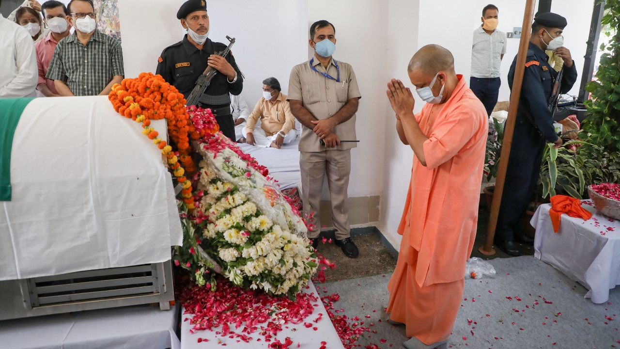 UP Chief Minister Yogi Adityanath pays his last respects to senior BJP leader and former Governor Kalyan Singh, in Lucknow. Credit: PTI Photo