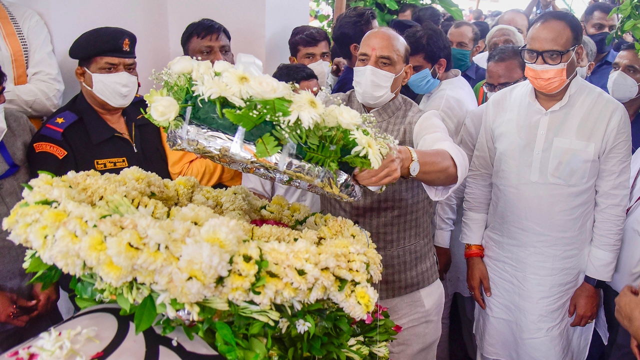 Union Defence Minister Rajnath Singh offers floral tributes to senior BJP leader and former UP Chief Minister Kalyan Singh, in Lucknow. Credit: PTI Photo