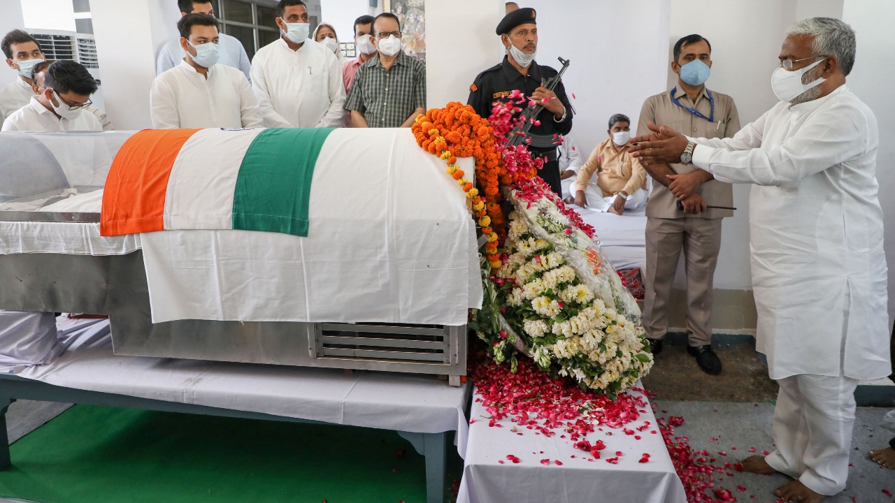 Uttar Pradesh BJP President Swatantra Dev Singh pays his last respects to senior BJP leader and former UP Chief Minister Kalyan Singh, in Lucknow. Credit: PTI Photo
