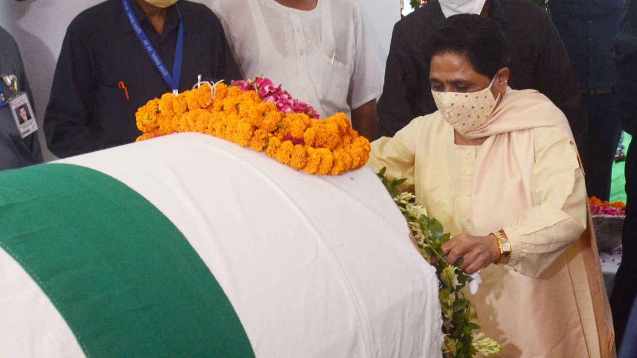 BSP President Mayawati pays her last respects to former UP Chief Minister and Senior BJP leader Kalyan Singh, in Lucknow. Credit: PTI Photo