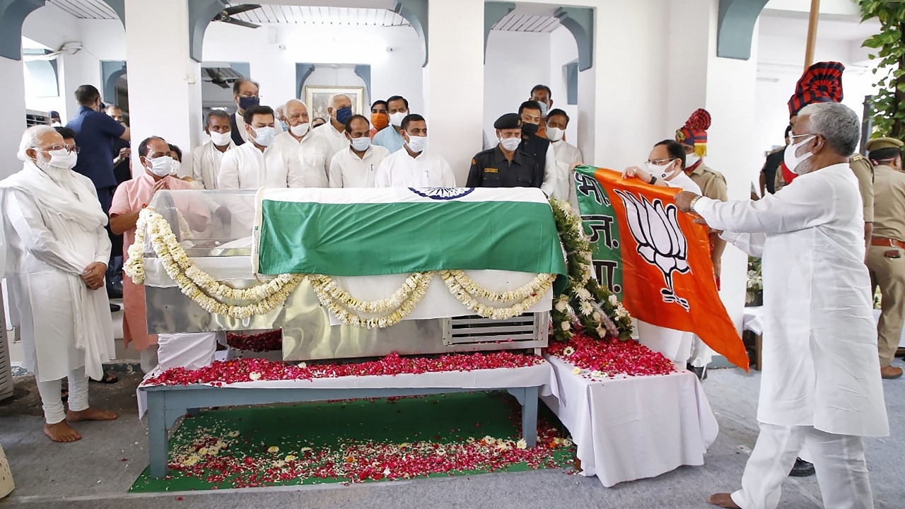 BJP leaders JP Nadda and Swatantra Dev Singh place BJP flag while paying their last respects to Kalyan Singh as PM Narendra Modi looks on. Credit: PTI Photo
