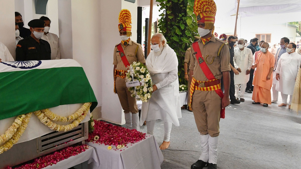 Prime Minister Narendra Modi pays his last respects to BJP veteran and former Governor Kalyan Singh, in Lucknow. Credit: PTI Photo