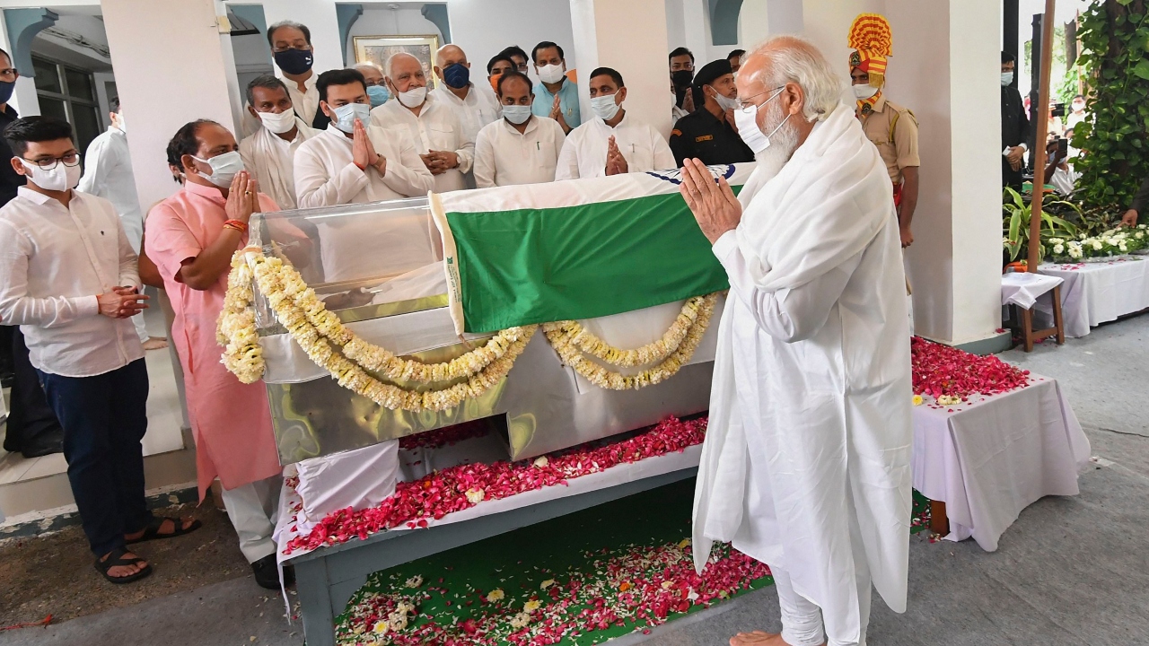With folded hands, PM Narendra Modi offers his last tributes to to BJP veteran and former Governor Kalyan Singh, in Lucknow. Credit: PTI Photo