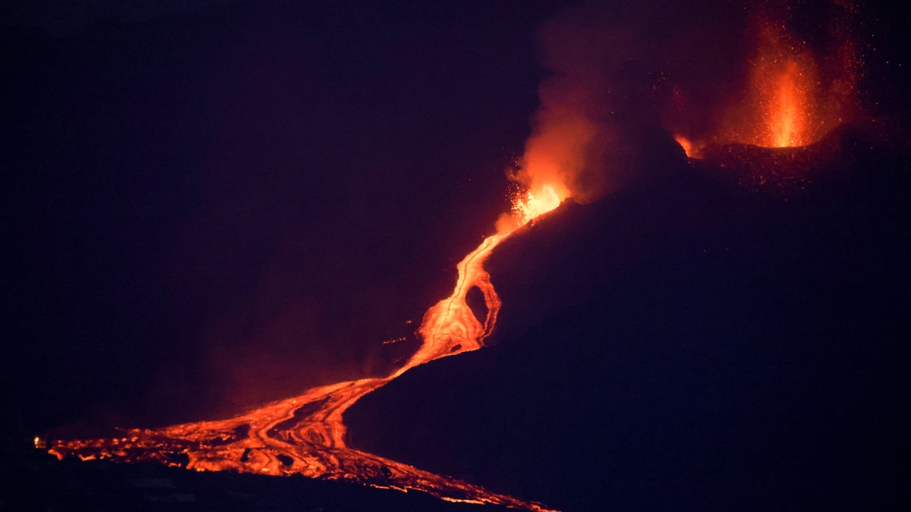 The lava and ash flow had earlier stopped, and the week-long rumble of the eruption faded to silence, before resuming its activity on September 27. Credit: Reuters Photo