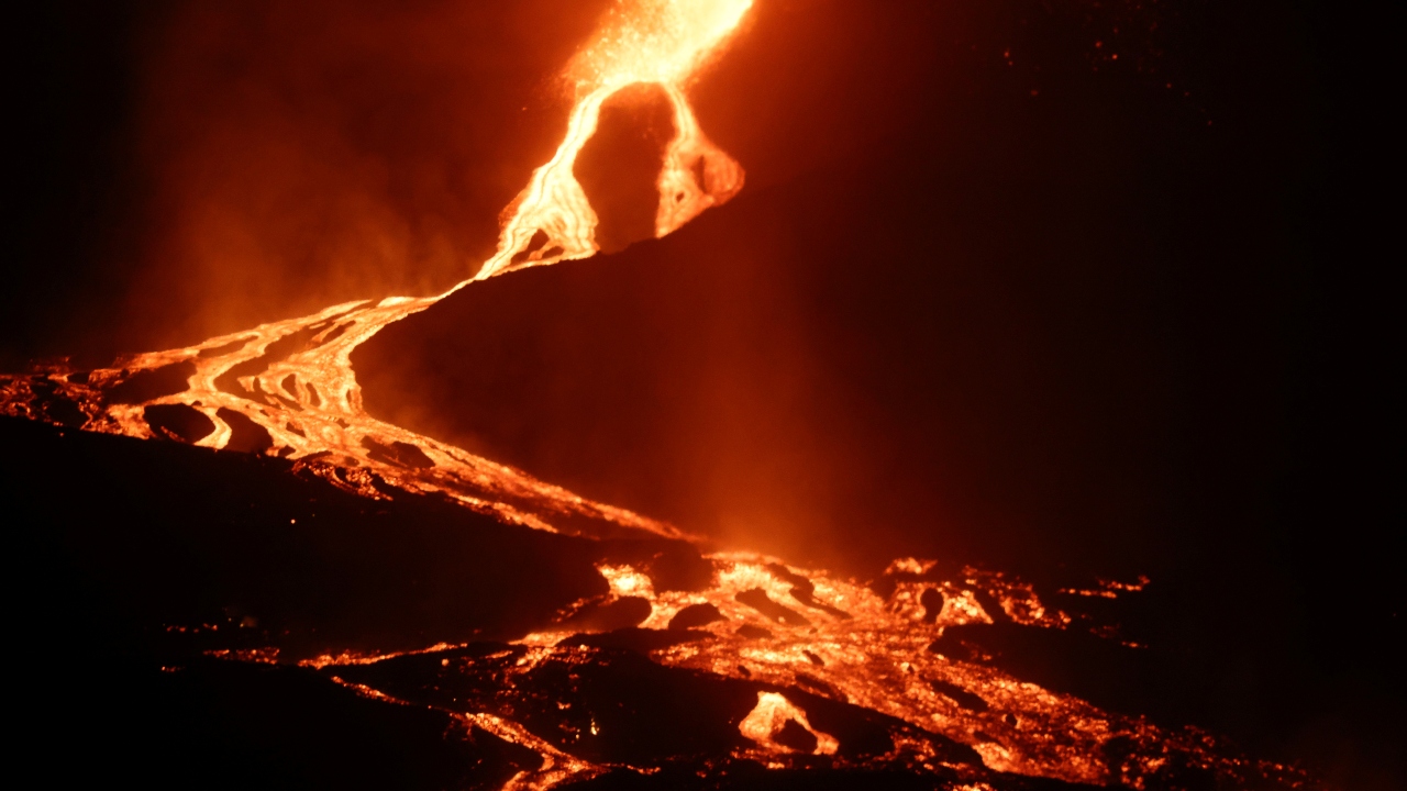 Overnight, the inhabitants of several coastal areas were ordered to stay at home to avoid harm from the release of toxic gases when the lava finally reaches the sea, a process which has been much slower than expected. Credit: Reuters Photo
