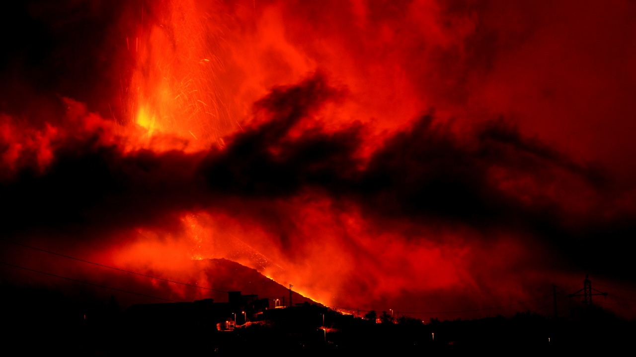 The Cumbre Vieja volcano continues to erupt on the Canary Island of La Palma, as seen from El Paso, Spain. Credit: Reuters Photo