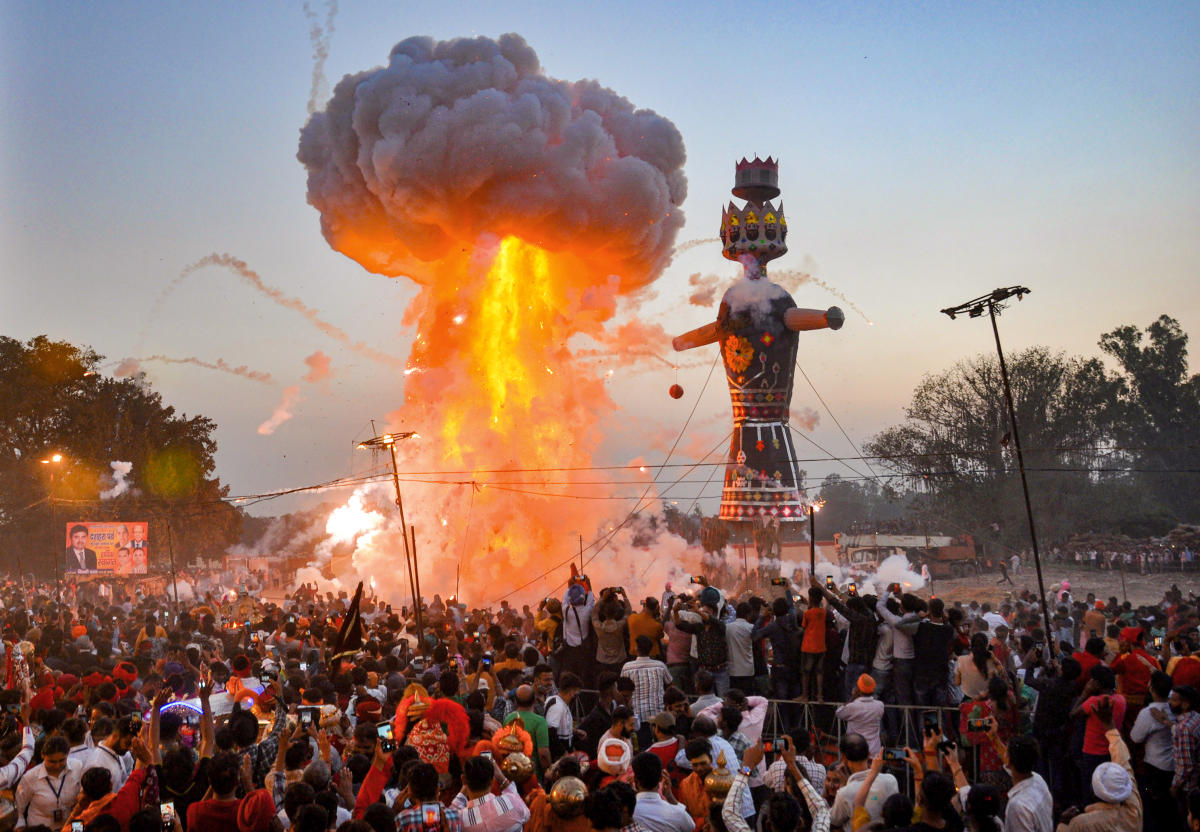 इंदौर में दशहरे से पहले जला रावण का पुतला, आंखों की लाइट टेस्टिंग के दौरान शॉर्ट सर्किट की आशंका