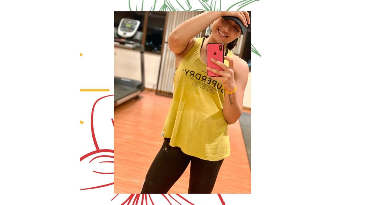 The actress who is a fitness enthusiast, can be seen flaunting her well-built physique and sporty look in this gym selfie. Credit: Instagram/rashmika_mandanna