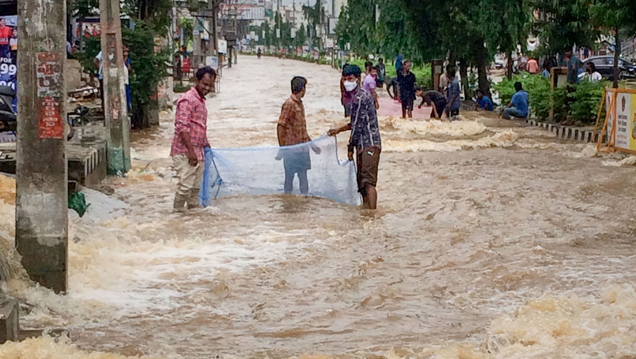 Telangana, Andhra reel under floods after heavy rain; 2 dead, schools shut