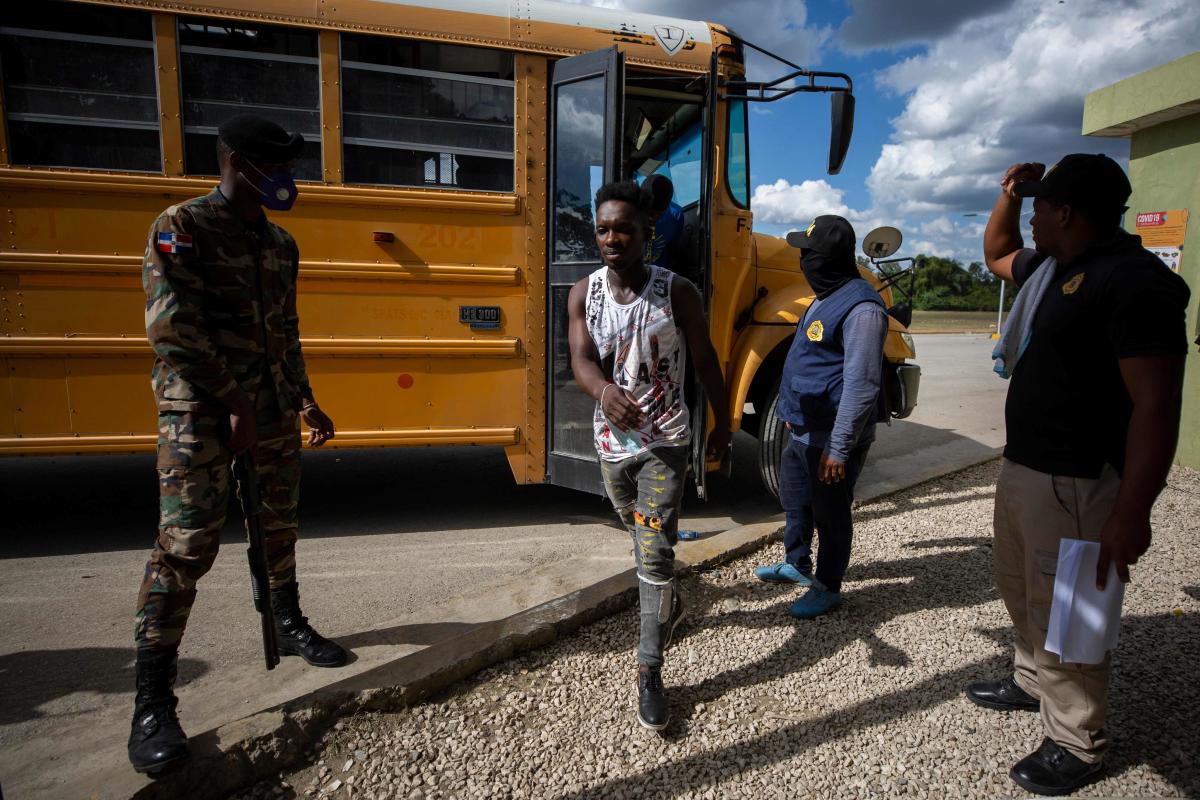 Haitians who were detained in Santo Domingo by agents of the General Directorate of Migration arrive to the Comendador border crossing in Elías Piña, Dominican Republic. So far this year, 31,712 Haitians have been deported by the Dominican Republic, 34% more than in 2020 (23,664). Almost 100% of undocumented foreigners in the country are Haitian. Credit: AFP Photo