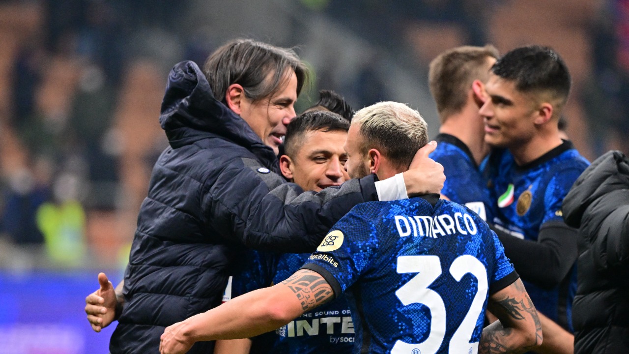 Inter Milan coach Simone Inzaghi celebrates winning the Italian Super Cup with players. Credit: Reuters Photo