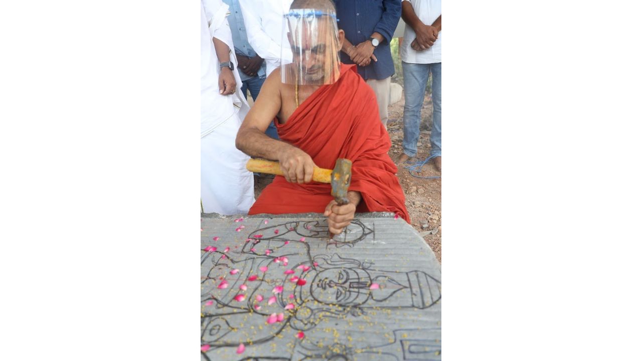 Chinna Jeeyar Swami trying his hand in stone carving. Credit: Statue of Equality