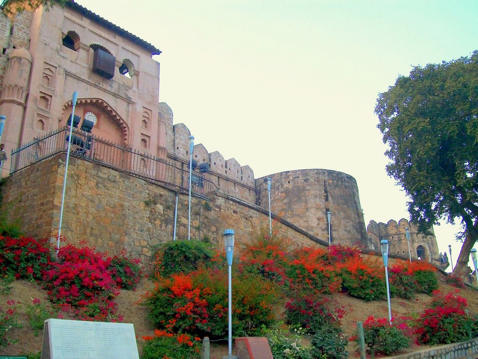 4. Jhansi Rani ka Qila (Palace of Jhansi Rani) in Bangira, Uttar Pradesh | Strategically located on Bangara Hill, the fort has 10 gates, and is spread over 20 hectares. The Fort was a stronghold of the Chandela Kings in Balwant Nagar from the 11th through the 17th century and Rani Lakshmibai of Jhansi, who led the 1857 revolt against the British, there. Credit: Wikimedia Commons