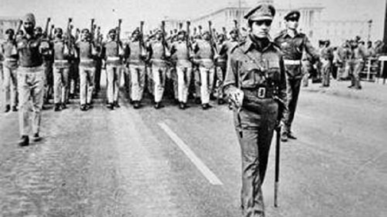 IPS Kiran Bedi leading the Delhi Police contingent in Republic Day Parade in 1975. Credit: Twitter/@IndiaHistorypic