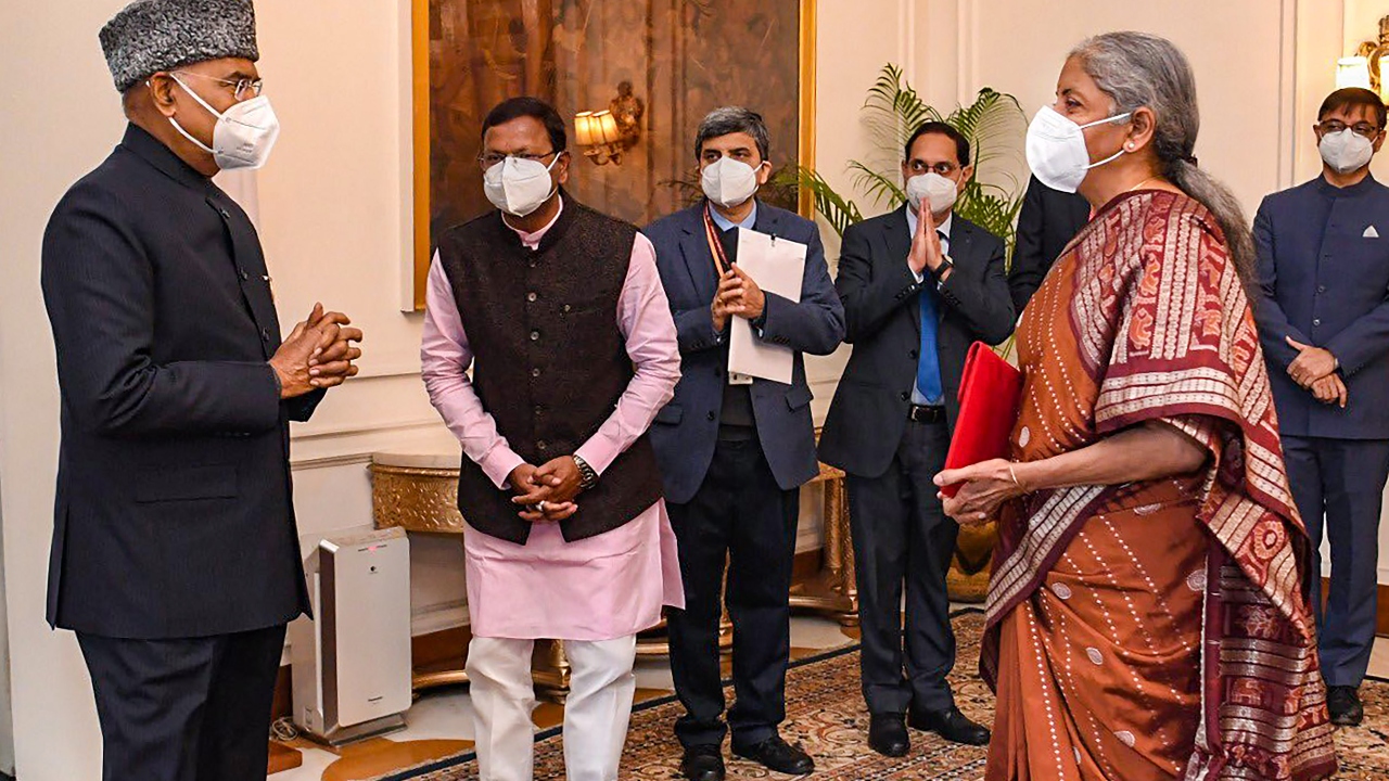 President Ram Nath Kovind with Minister of Finance Nirmala Sitharaman and Minister of State for Finance Pankaj Chaudhary and senior officials at Rashtrapati Bhavan. Credit: Twitter/@rashtrapatibhvn