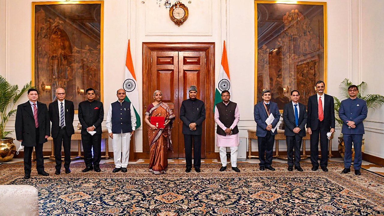 FM Nirmala Sitharaman and her team met President Ram Nath Kovind ahead of the Union Budget 2022-23 presentation. Credit: Twitter/@rashtrapatibhvn