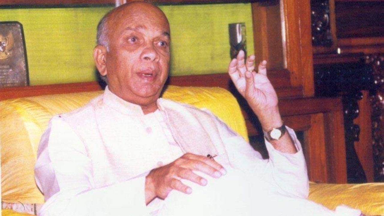 JH Patel: Jayadevappa Halappa Patel, the 15th Chief Minister of Karnataka, was seen doing a cameo in the Kannada movie Avasthe (1987). Credit: Twitter/@iPrajwalRevanna