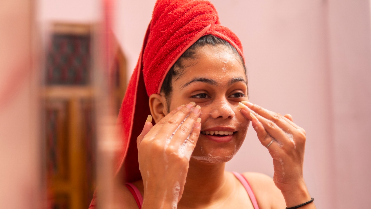 Give your skin the night skin repair therapy. Retinol, vitamin C or ferulic acid-based face serums are best to repair polluted skin. Credit: Getty Images
