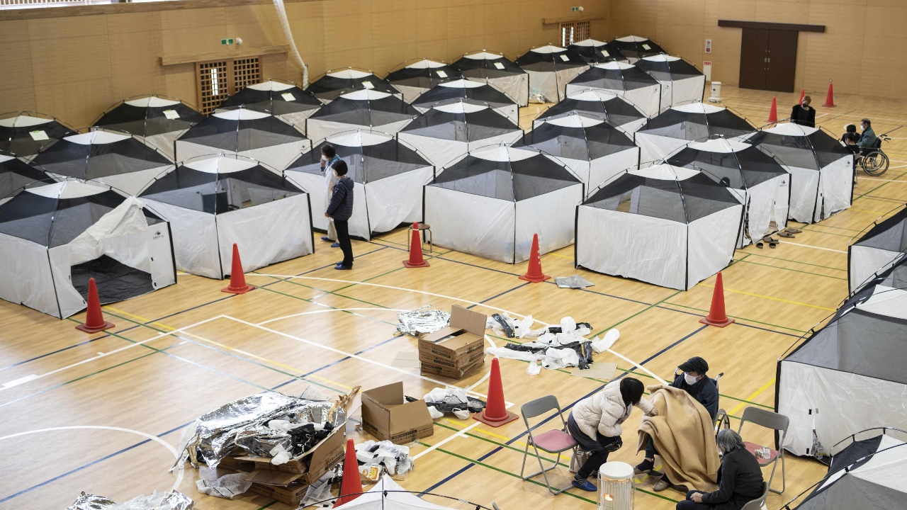 Earthquake-affected residents take shelter in an Omni-sports venue in Soma, Fukushima. Credit: AFP Photo