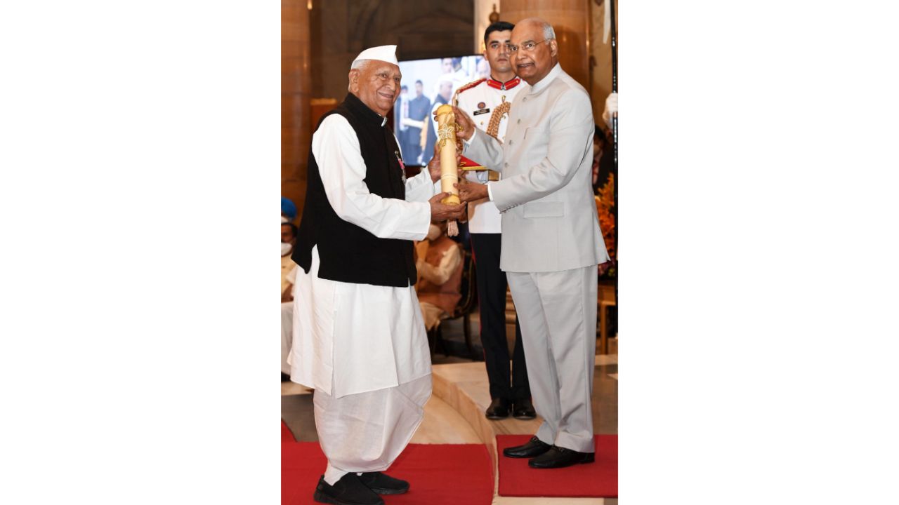 President Ram Nath Kovind presents Padma Shri to Shri Maljibhai Devjibhai Desai for his contribution to the field of Public Affairs. Credit: PTI Photo