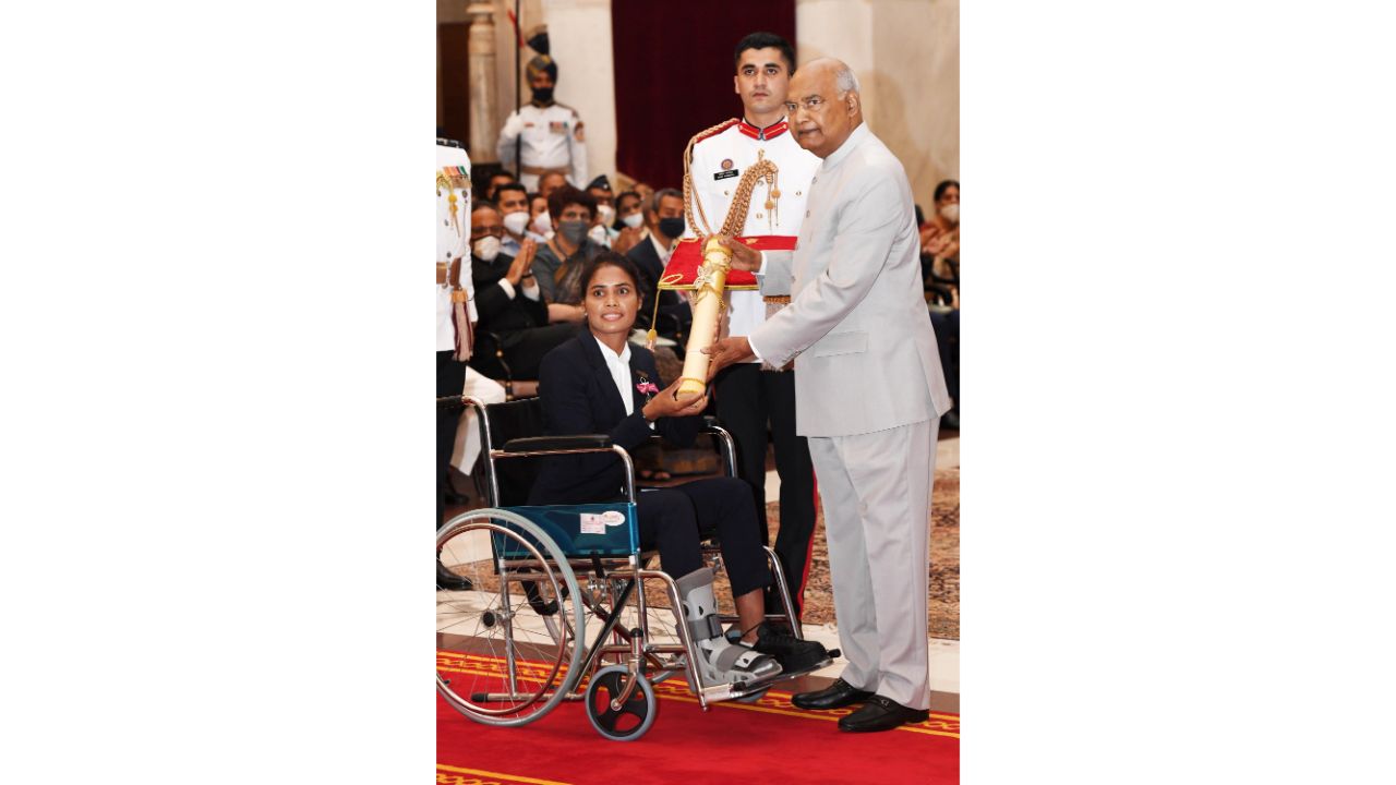 President Ram Nath Kovind presents Padma Shri to Women's hockey player Vandana Kataria for her contribution in the field of Sports. Credit: PTI Photo
