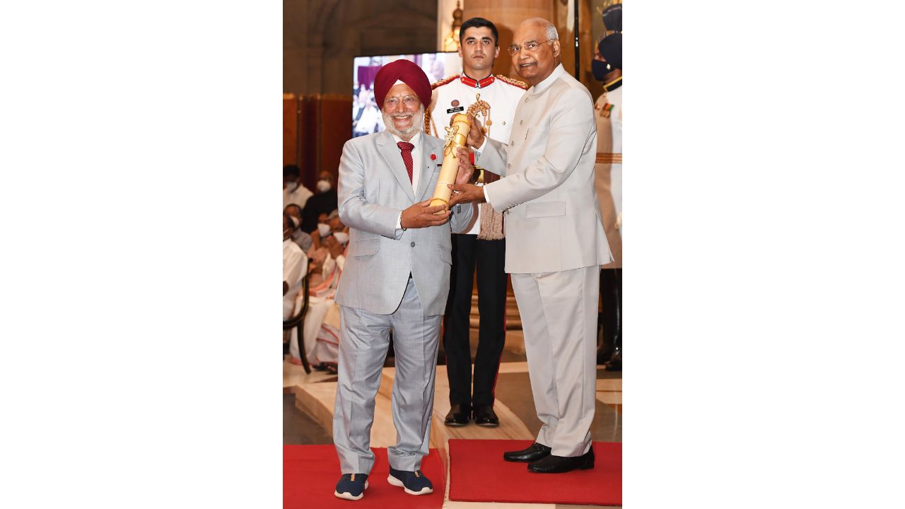 President Ram Nath Kovind presents Padma Shri to Sardar Jagjit Singh Dardi for his contribution in the field of Trade and Industry. Credit: PTI Photo