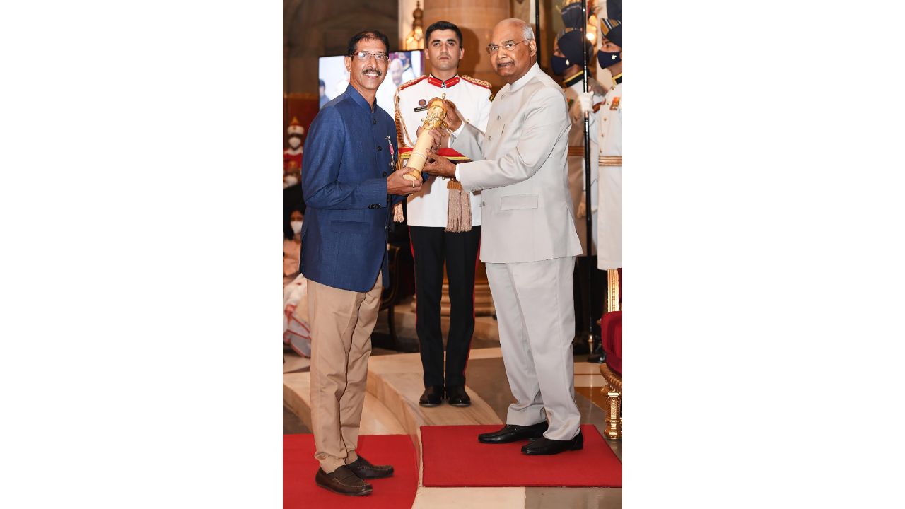 President Ram Nath Kovind presents Padma Shri to Brahmanand Sagun Kamat Shankhwalkar for his contribution in the field of Sports. Credit: PTI Photo