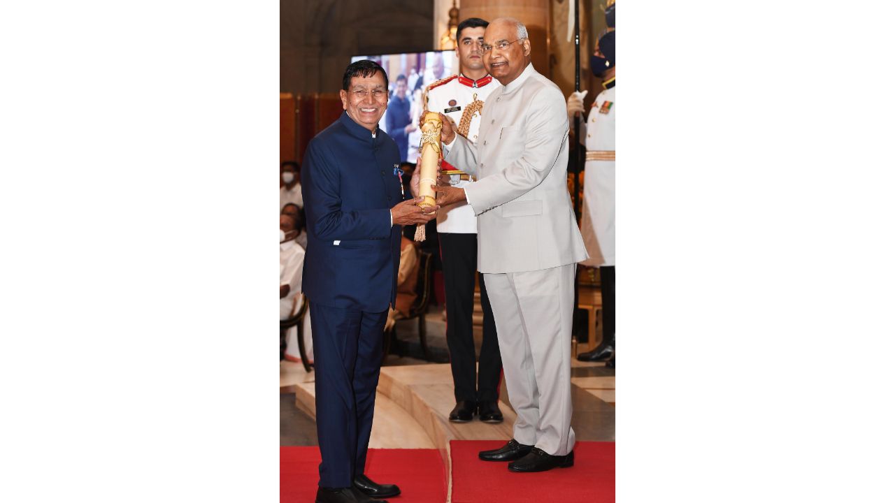 President Ram Nath Kovind presents Padma Shri to Prahalad Rai Agarwala for his contribution in the field of Trade & Industry. Credit: PTI Photo