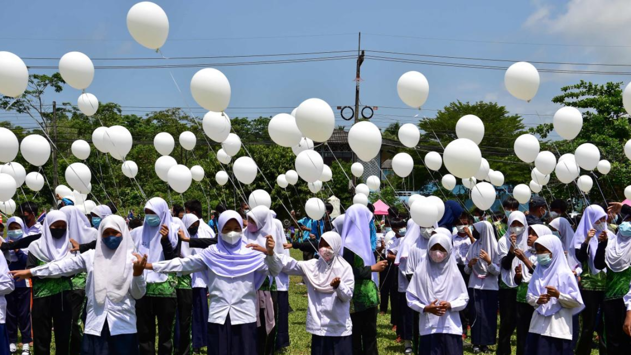Students hold white balloons during a demonstration against violence, after recent incidents between Thai rangers and suspected separatists, in Ra-ngae district in the southern Thai province of Narathiwat. Credit: AFP Photo