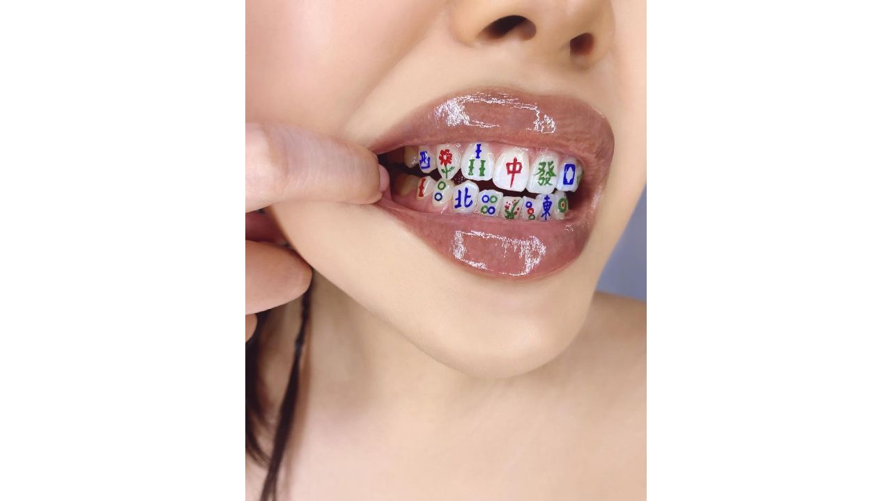 MUA MIMI not just limited herself to face paint, she also tried painting her teeth. In this photo, Mimi is seen flaunting her painted teeth. Credit: Instagram/mimles