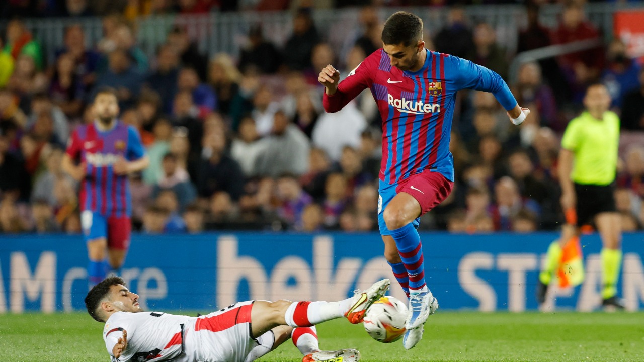 FC Barcelona's Ferran Torres in action with Rayo Vallecano's Oscar Valentin. Credit: Reuters Photo