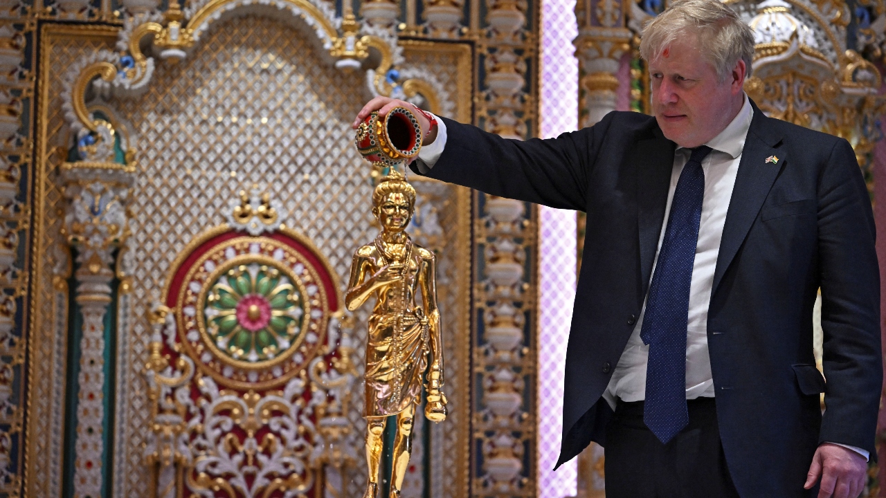 British Prime Minister offered prayers to Shri Nilkanth Varni during his visit to the Swaminarayan Akshardham temple in Gandhinagar. Credit: Reuters Photo
