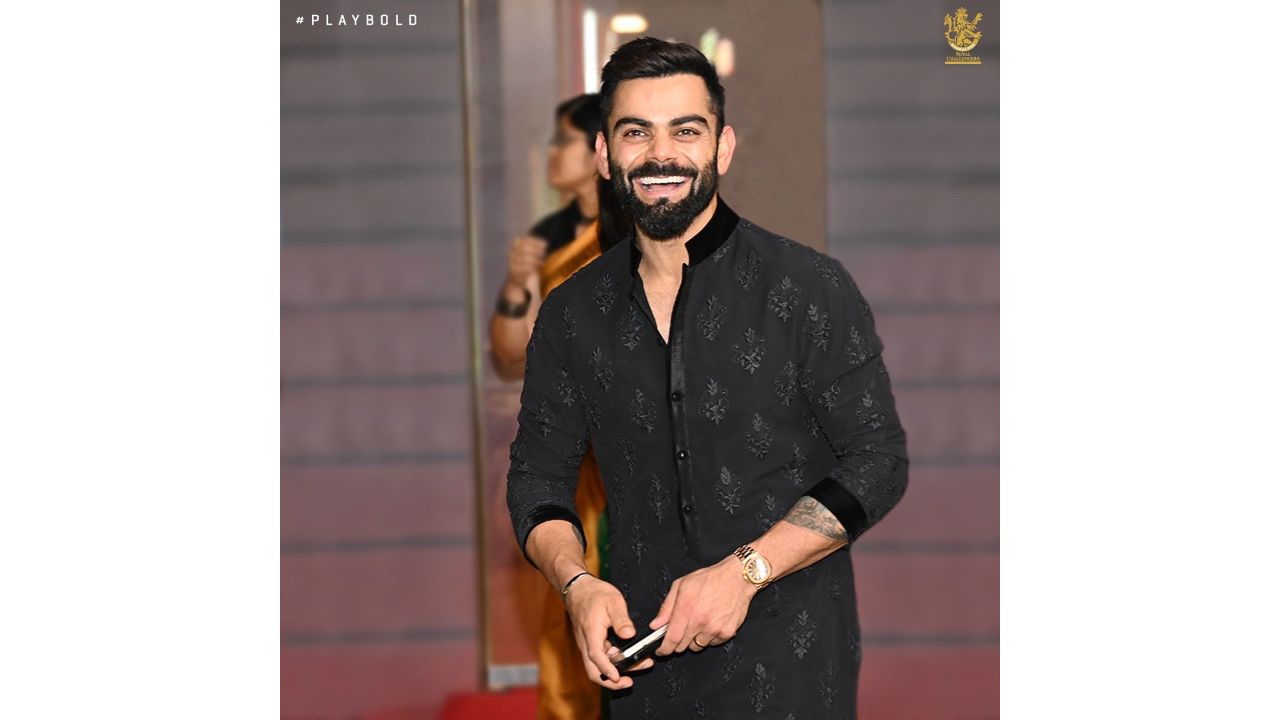 Virat Kohli looked dapper in black. Credit: RCB