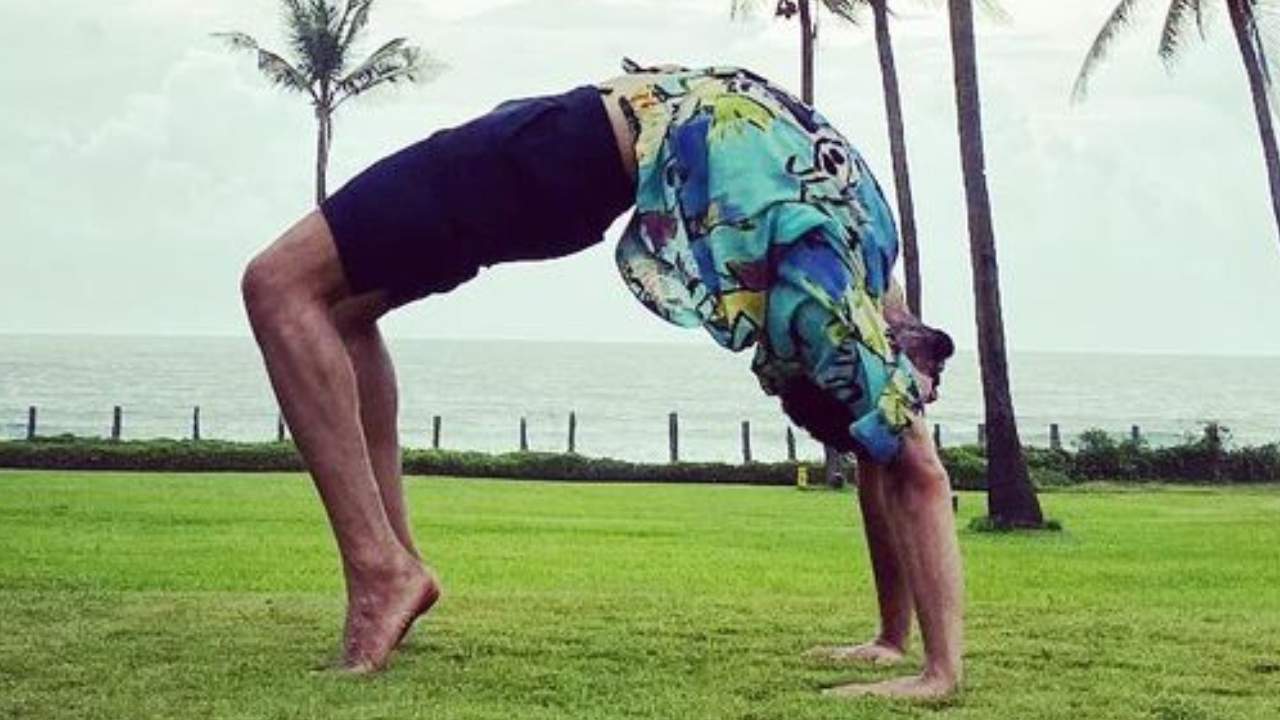 Siddhant nails the 'wheel pose' with utmost ease. Credit: Instagram/siddhantchaturvedi