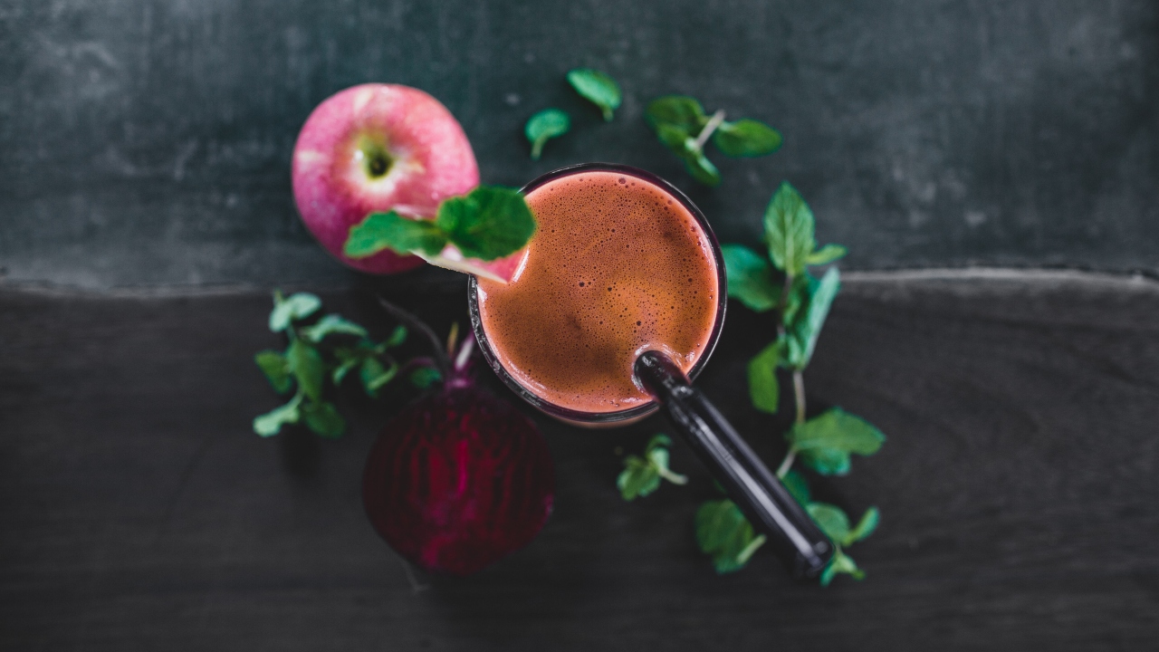Apple juice works as a natural toner and can tighten pores and restore the skin’s pH balance as it contains abundant amounts of elastin and collagen. Credit: Pexels/Roman Odintsov