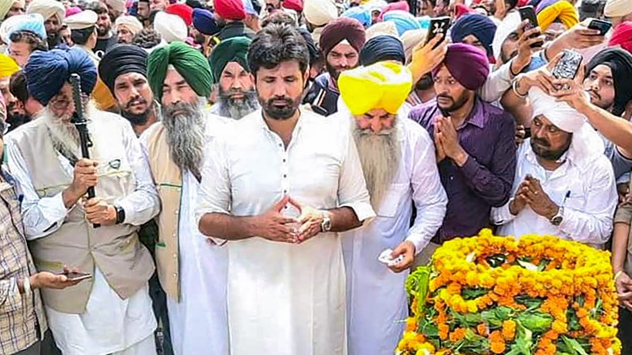 Shiromani Akali Dal (SAD)(Amritsar) President Simranjit Singh Mann and Punjab Congress chief Amrinder Singh Raja Warring attend the funeral of Sidhu Moosewala in Mansa, Punjab. Credit: PTI Photo