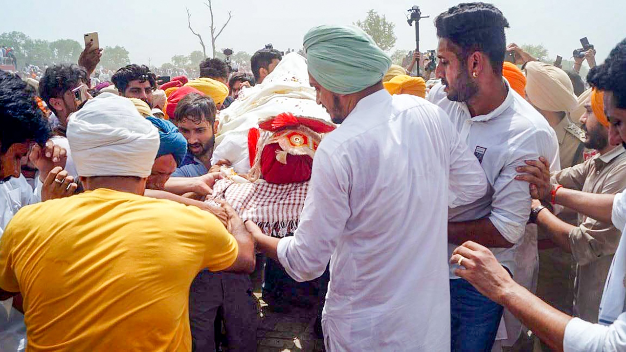 Relatives carry the Punjabi singer's mortal remains for cremation during his last rites, in Mansa, Punjab. Credit: PTI Photo