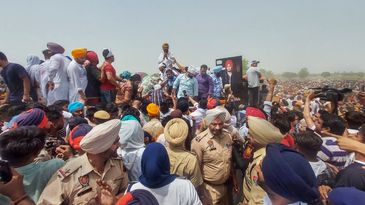 Notwithstanding the scorching heat, mourners joined the funeral procession as Moosewala's father and mother stood on the tractor with folded hands, accompanying their son on his final journey. Credit: PTI Photo