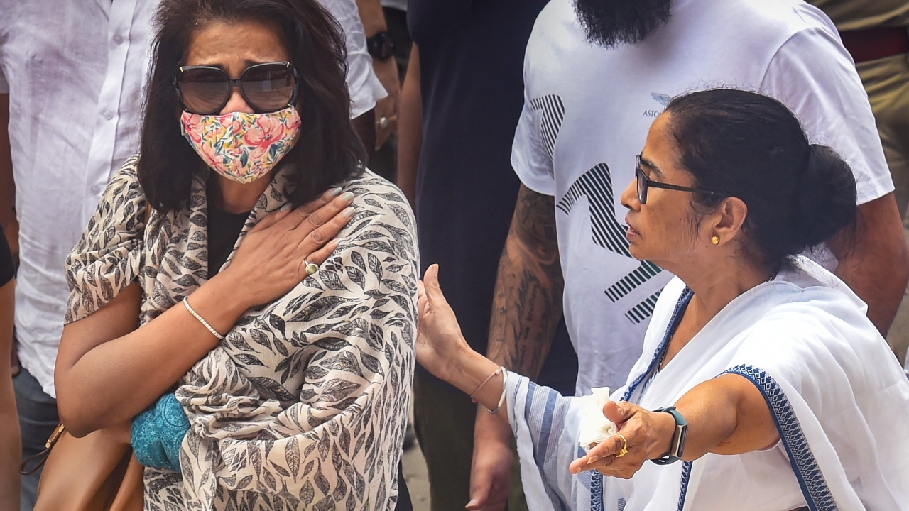 Chief Minister Mamata Banerjee is seen consoling KK's wife. Credit: PTI Photo
