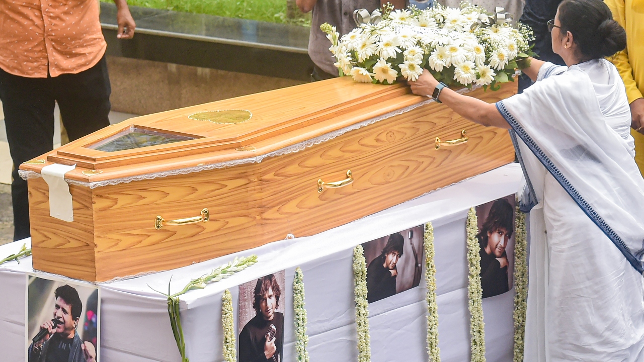 CM Mamata Banerjee, who supervised the proceedings, paid floral tributes to the late singer, whose body was kept at Rabindra Sadan for a while for fans to give tribute. Credit: PTI Photo